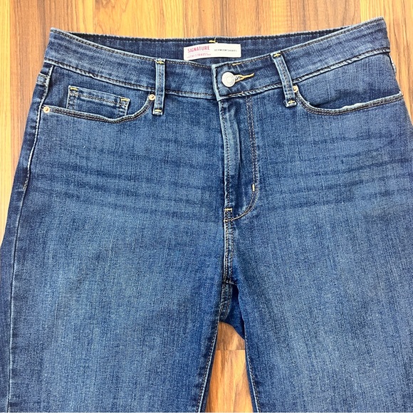 Signature by Levi Strauss Mid Rise Bermuda Stretch Jean Shorts – Size 28 - Picture 3 of 15